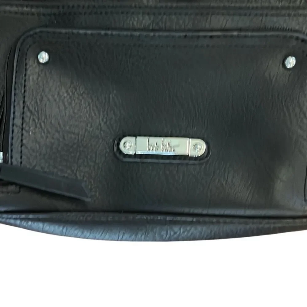 Nicole Miller Crossbody bag very good condition. Super cute.